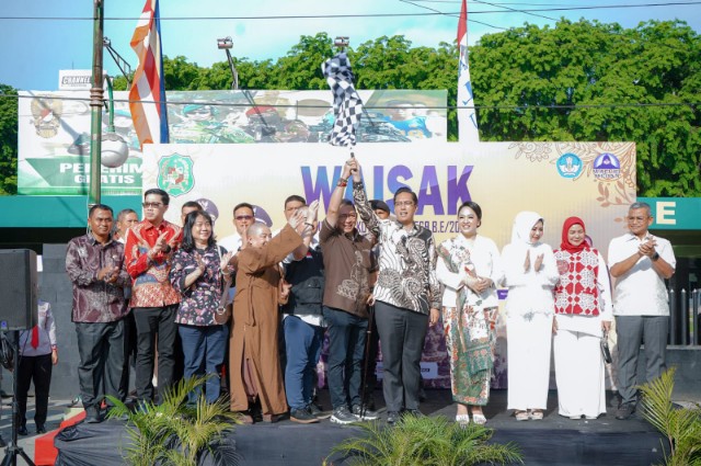 Wali Kota Medan, Rico Tri Putra Bayu Waas Didampingi Ketua TP PKK, Airin Rico Waas Menghadiri Perayaan Waisak 2025 di Lapangan Benteng, Medan, Minggu (18/5/2025)