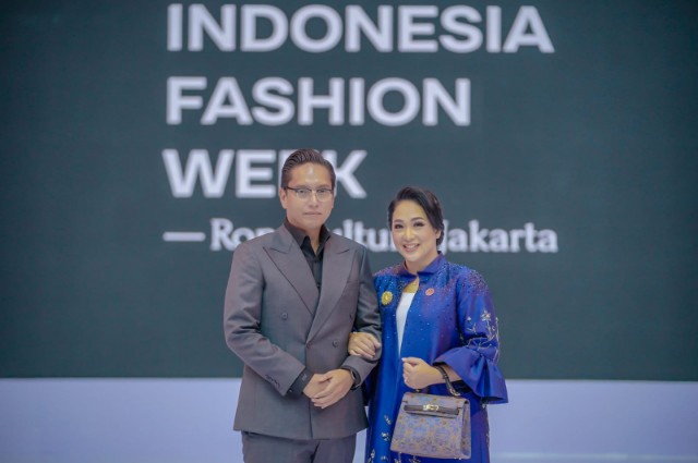 Wali Kota Meda, Rico Tri Putra Bayu Waas Bersama Ketua TP PKK Kota Medan sekaligus Ketua Dekranasda Airin Rico Waas Menghadiri Indonesia Fashion Week (IFW) 2025 di di Jakarta Convention Center (JCC), Rabu (28/5/2025)