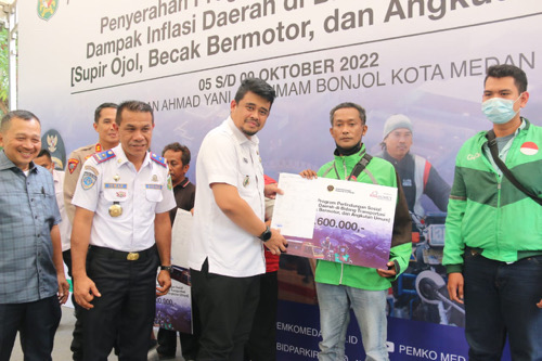 Pemko Medan Serahkan Bantuan Sosial Kepada 17.229 Orang Pengemudi Ojol, Betor, dan Angkot