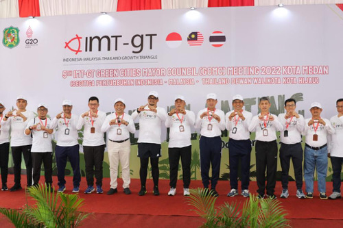 Bersama Wali Kota-Wali Kota Peserta Pertemuan IMT GT, Bobby Nasution Tanam Pohon di Taman Gajah Mada