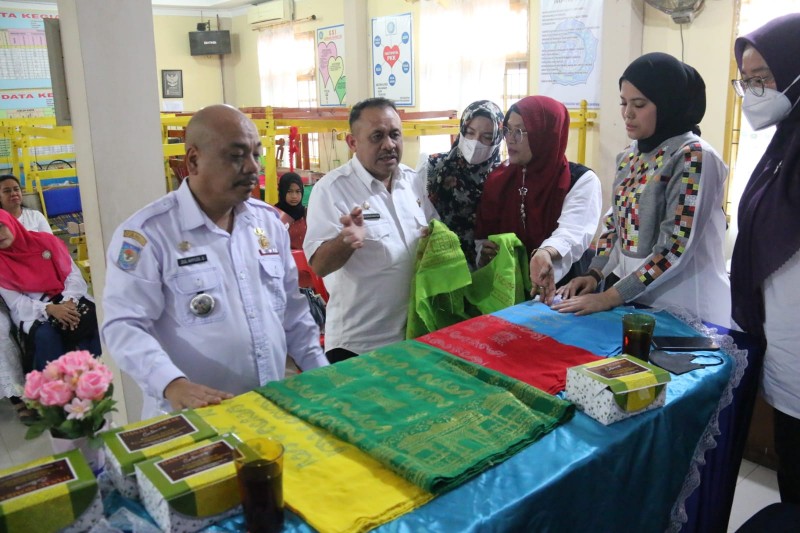 Usai Mengikuti Pelatihan Tenun Yang Digelar Dinas Perindustrian Kota Medan, Warga Medan Perjuangan Mulai Pandai Menenun