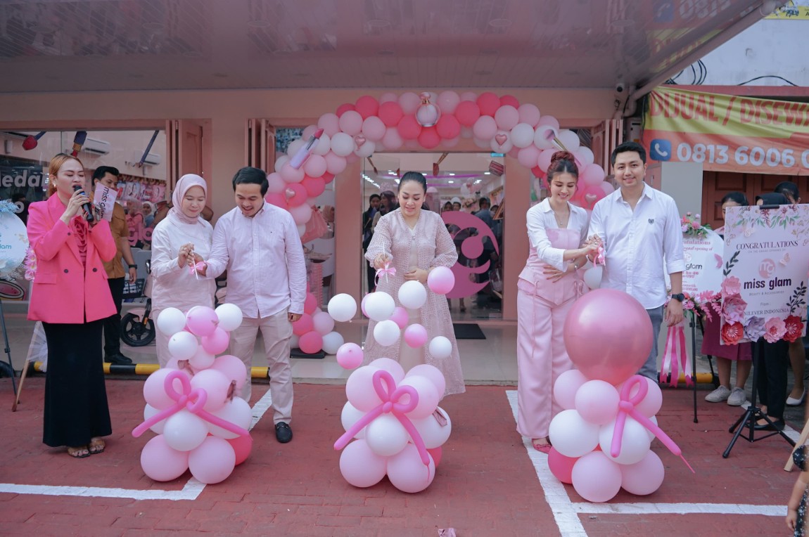 Ketua TP PKK Kota Medan Resmikan Miss Glam USU Store