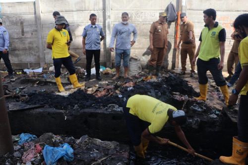 Dukungan Program Prioritas Bobby Nasution, Perusahaan Umum Daerah (PUD) Pasar Kota Berkolaborasi Dengan Kecamatan Medan Barat, dan Unit Pelaksana Teknis (UPT) II Wilayah Medan Barat Normalisasi Drainase di Jalan Reformasi, Medan Barat, Selasa (8/11)