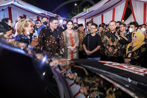 Malam Temu Ramah Rapat Kerja (Raker) Komisariat Wilayah I (Komwil) Asosiasi Pemerintah Kota Seluruh Indonesia (Apeksi), Kamis (30/6) Malam Di Halaman Depan Kantor Wali Kota Medan, Ditandai Dengan Peluncuran Mobil Mural Medan