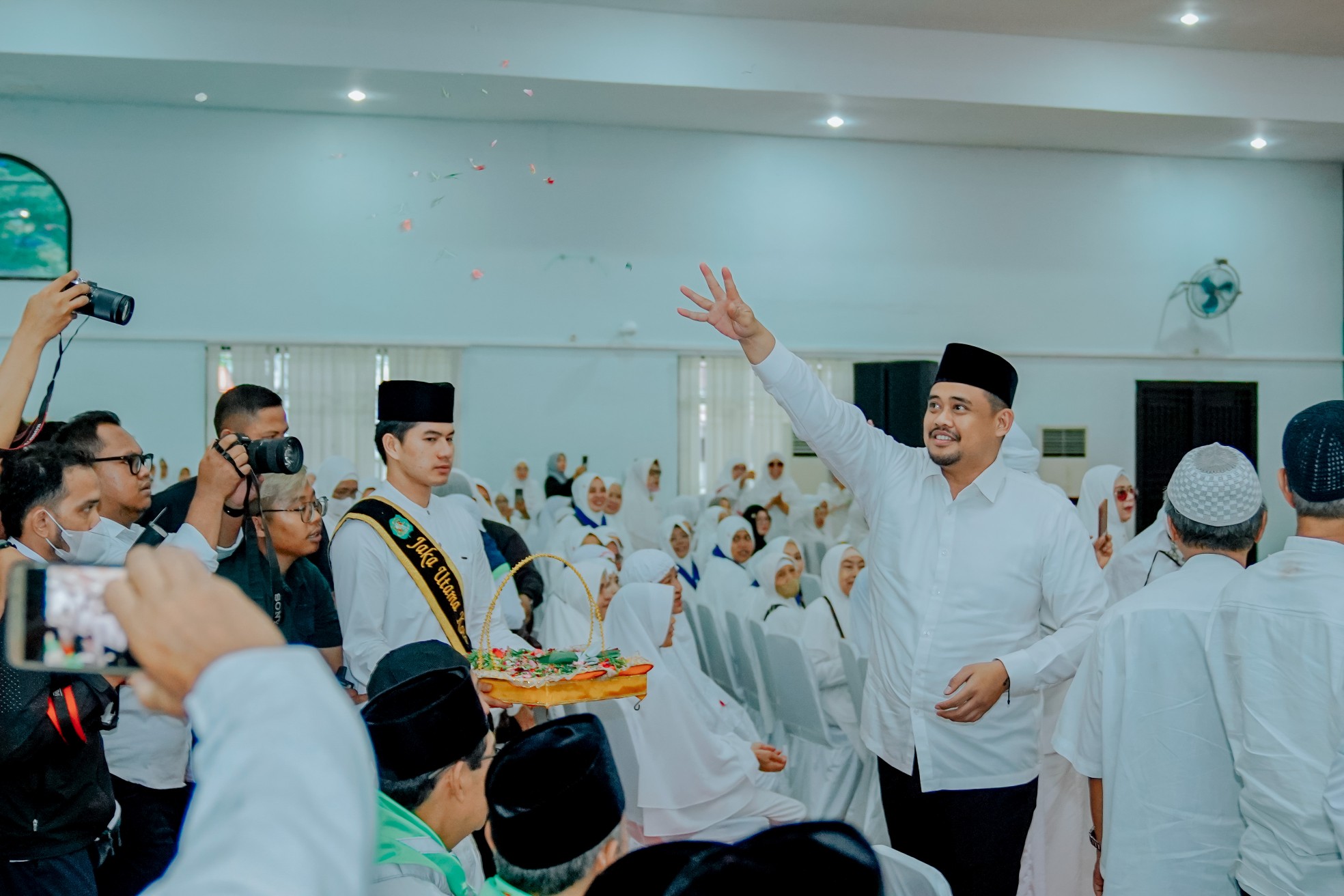 Wali Kota Medan Bobby Nasution Didampingi Ketua TP PKK Kota Medan Ny. Kahiyang Ayu m
Menepungtawari Sebanyak 2.152 Calon Jemaah (Calhaj) Asal Kota Medan di Gedung Mahasiswa Universitas Islam Negeri Sumatera Utara (UINSU) Jalan Sutomo Medan, Senin (15/5)