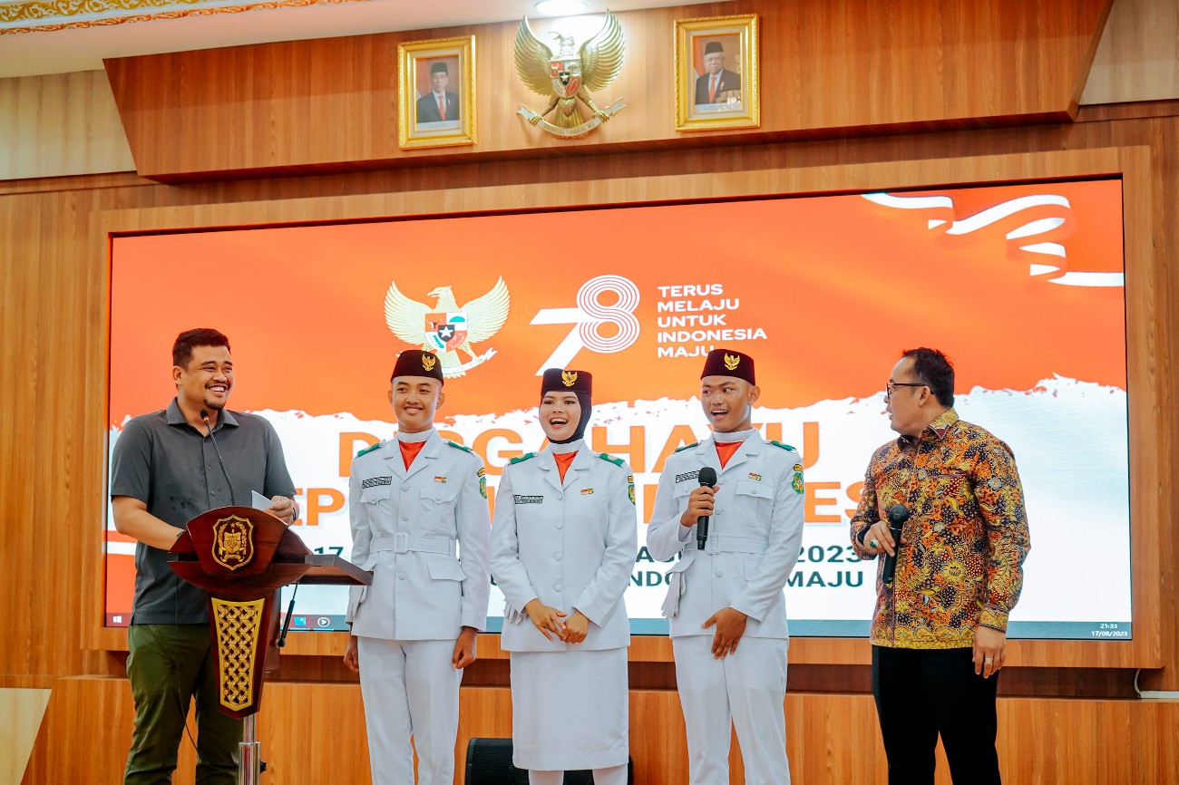 Jamuan Makan Malam Wali Kota Medan Bobby Nasution Bersama Pasukan Pengibar Bendera Pusaka (Paskibraka) Kota Medan, di Pendopo Rumah Dinas Wali Kota Medan, Kamis (17/8) Malam