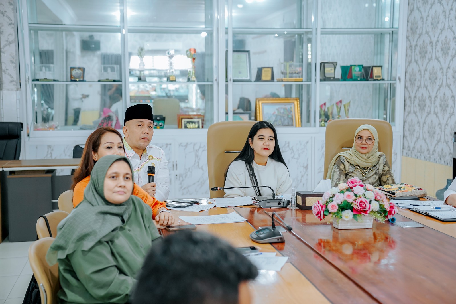 Ketua Dekranasda Kota Medan Ny Kahiyang Ayu Mengikuti Rapat Koordinasi Dari Kantor PKK Kota Medan, Jalan Rotan, Medan Petisah Didampingi Wakil Ketua Dekranasda Ny Ismiralda Wiriya Alrahman, Pimpinan OPD Terkait Serta Pengurus TP PKK Kota Medan