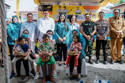 Bobby Nasution bersama Ketua TP PKK Kota Medan Ny Kahiyang Ayu M Bobby Afif Nasution  Pada Pencanangan SUB PIN Polio Kota Medan di Puskesmas PB Selayang II, Jalan Bunga Cempaka, Medan Selayang, Senin (13/2).