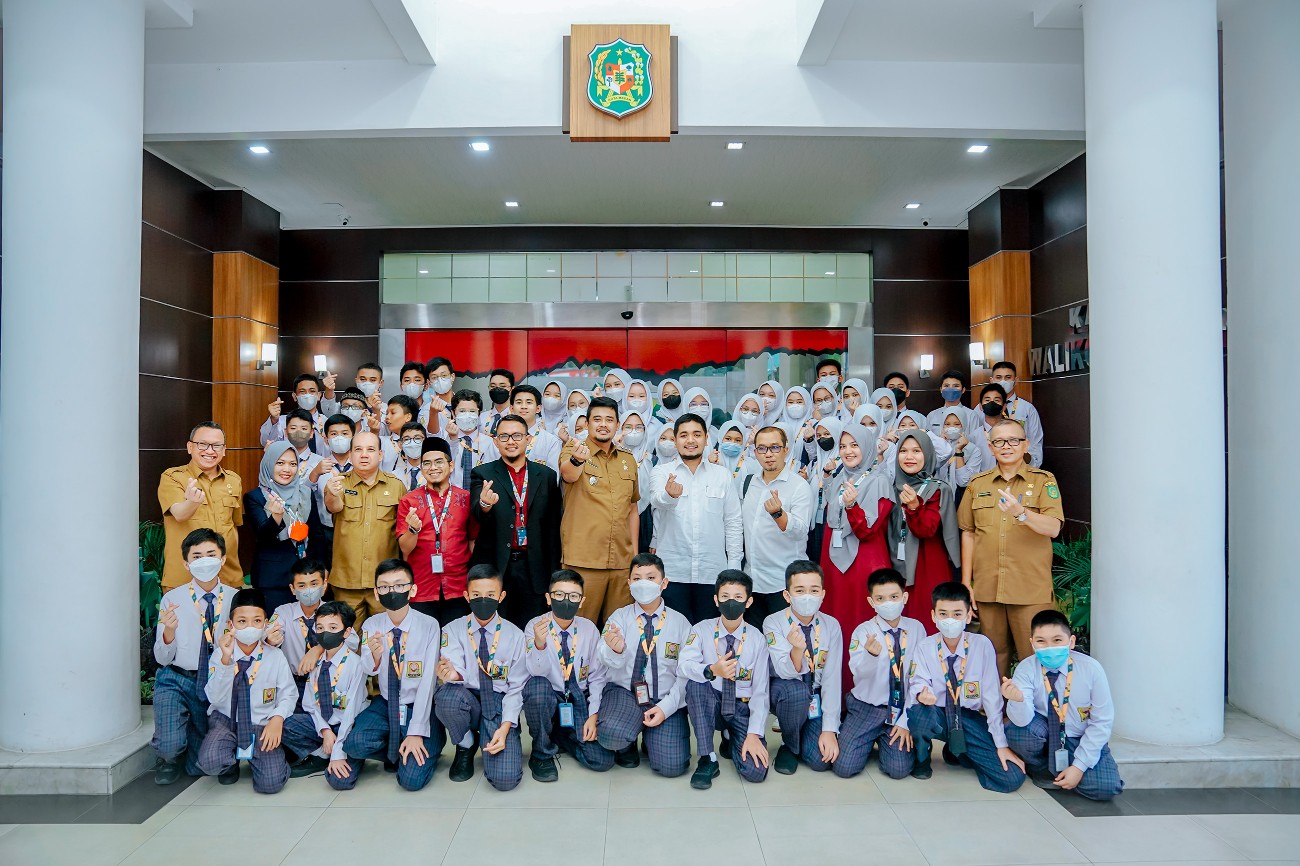 Wali Kota Medan, Bobby Nasution Meluangkan Waktu Menerima Kedatangan Rombongan Siswa Dari Perguruan Islam Al Amjad di Balai Kota Medan, Selasa (4/10)