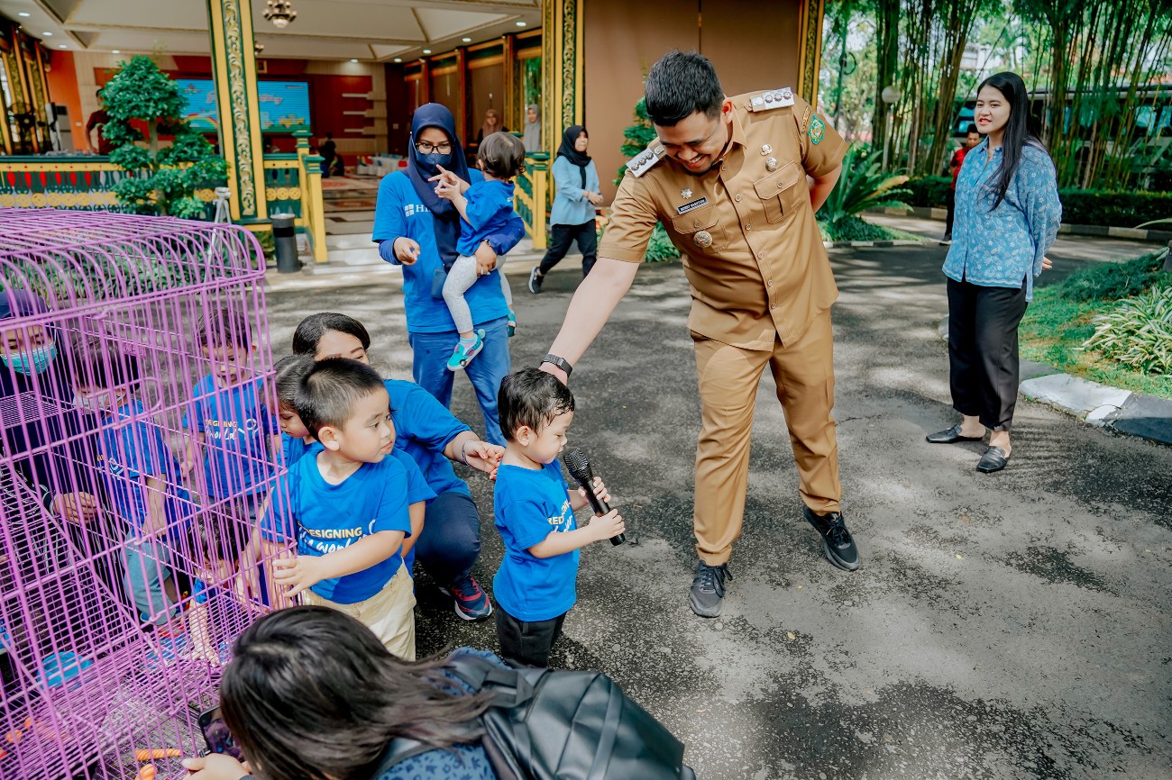 Wali Kota Medan Bobby Nasution Bersama Ketua TP PKK Kota Medan Ny. Kahiyang Ayu Menyambut Dengan Penuh Hangat Kunjungan Rombongan Study Tour Playgroup Sekolah Highscope Indonesia Medan di Rumah Dinas Wali Kota Medan, Selasa (23/5)