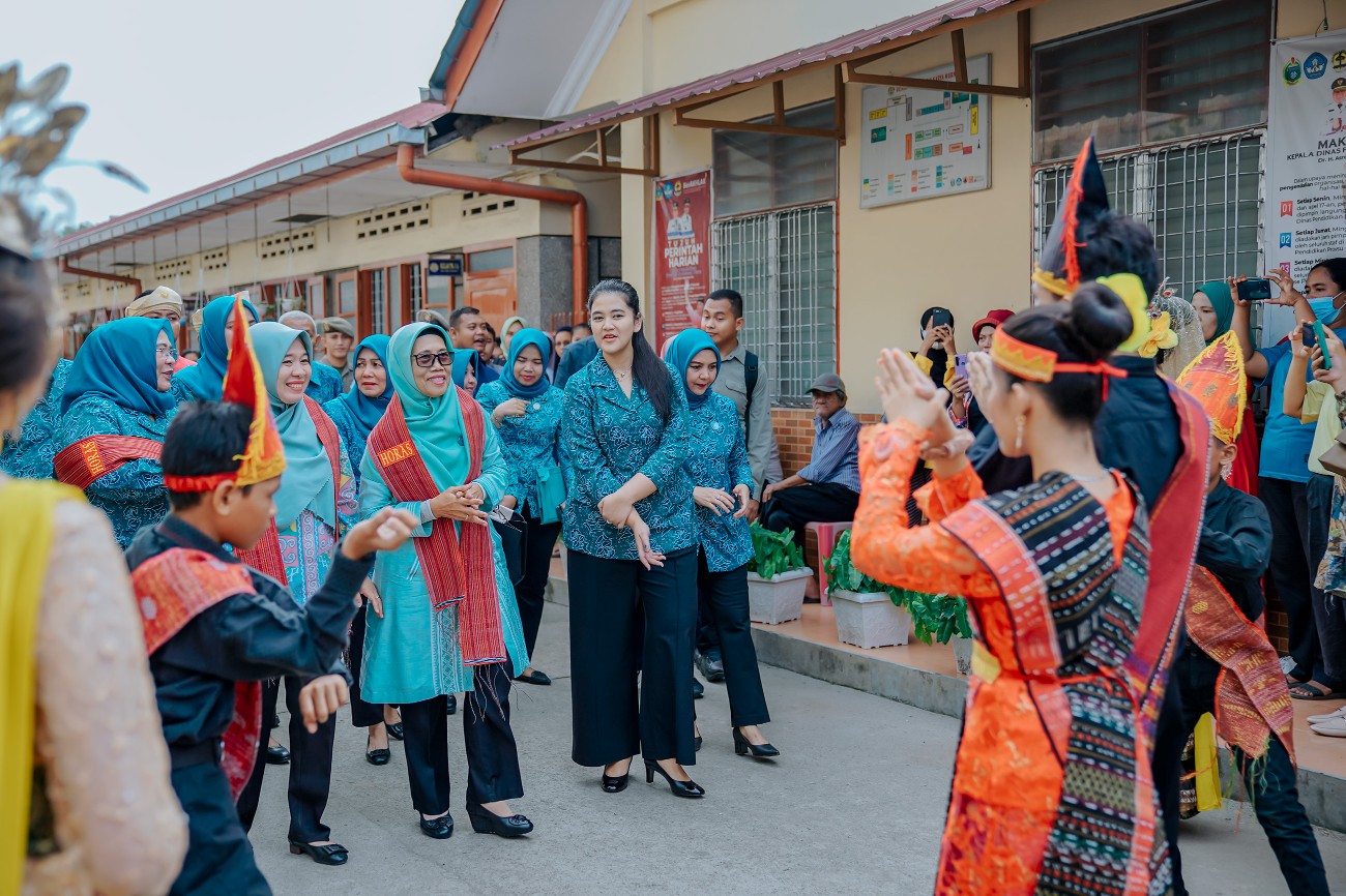 Ketua TP PKK Kota Medan Ny. Kahiyang Ayu M. Bobby Afif Nasution Menyambut Langsung Kedatangan Tim Monitoring PKK Provinsi Sumut di Yayasan Karya Murni Sekolah Luar Biasa (SLB) Jalan H.M. Jhoni, Medan, Jumat (26/5)