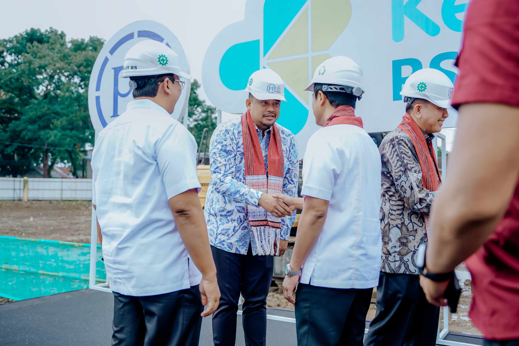 Bobby Nasution Dampingi Wamenkes Groundbreaking Oncology Center Building Adam Malik Hospital