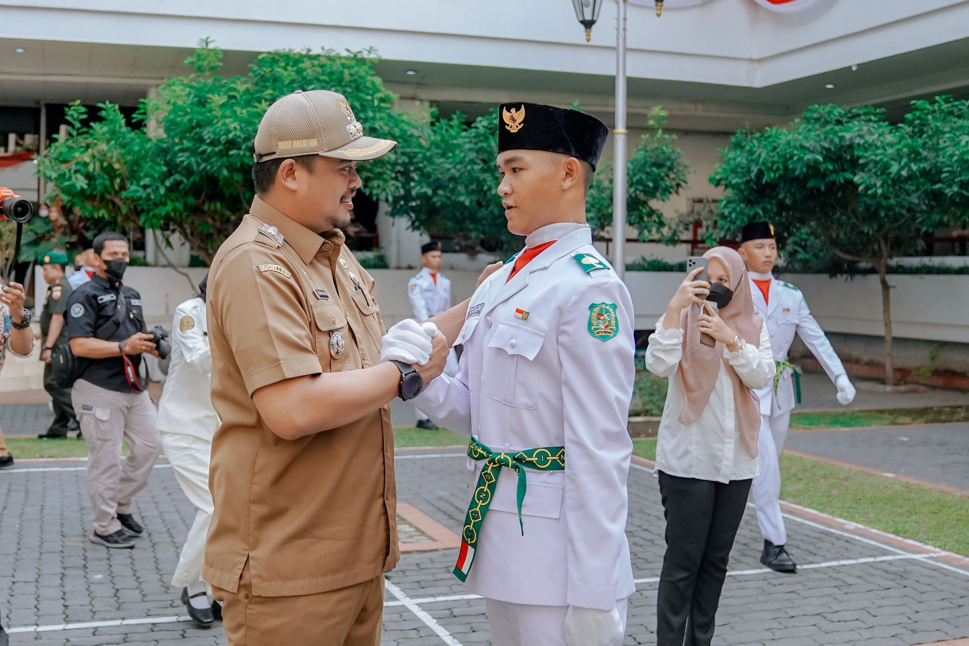 Wali Kota Medan, Bobby Nasution Mengukuhkan Pasukan Pengibar Bendera Pusaka (Paskibraka) Kota Medan Tahun 2022, di Halaman Tengah Balai Kota Medan, Senin (15/8) Sore