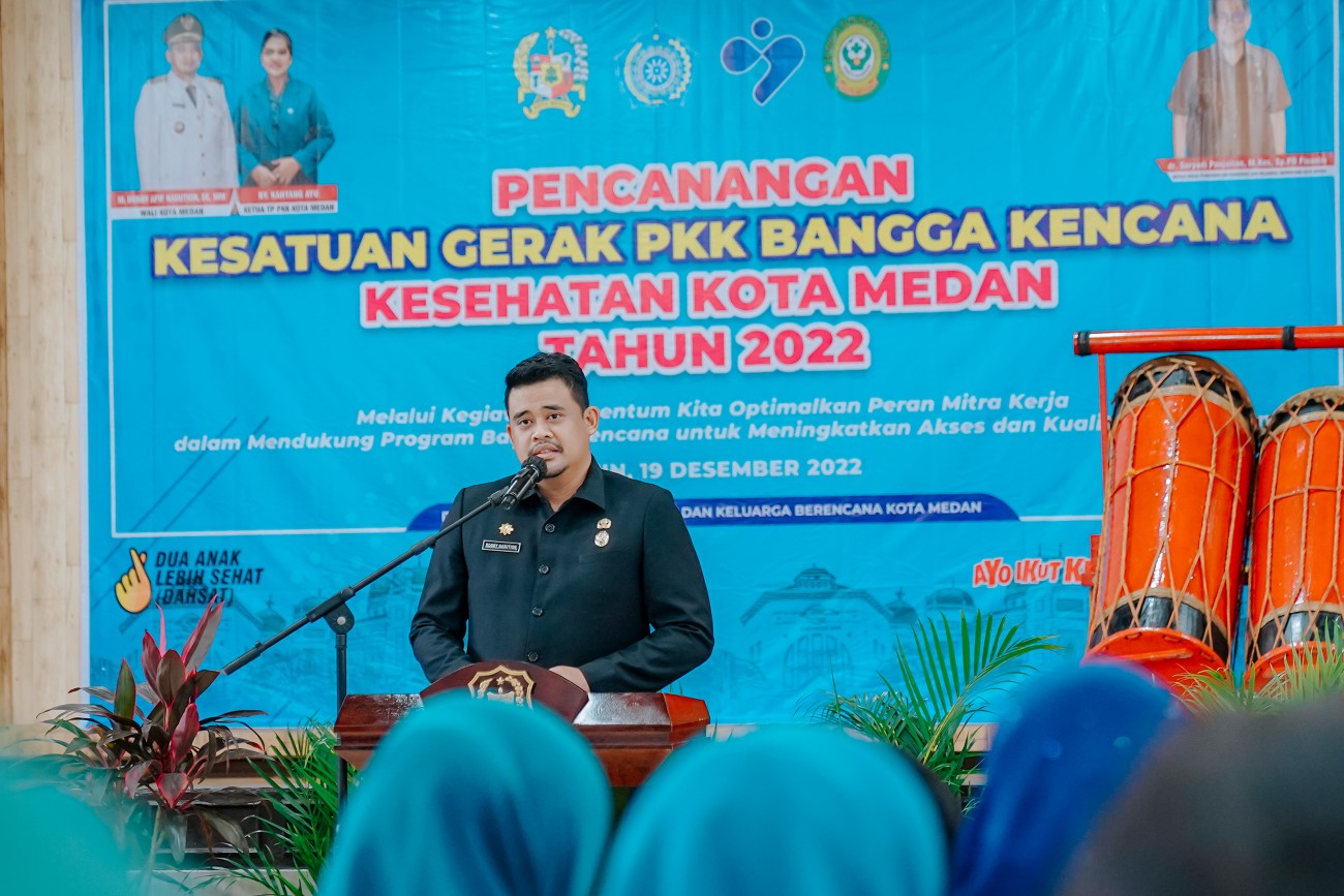 Wali Kota Medan Bobby Nasution Menghadiri Pencanangan Kesatuan Gerak PKK Bangga Kencana Kesehatan Kota Medan Tahun 2022 di Gedung Serba Guna PKK, Jalan Rotan Medan, Senin (19/12)