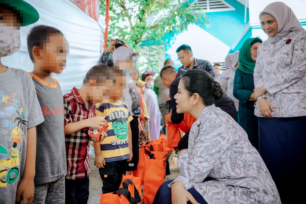 Ketua Yayasan Kanker Indonesia (YKI) Cabang Kota Medan Sekaligus Ketua TP PKK Kota Medan, Ny Kahiyang Ayu M. Bobby Afif Nasution Memberikan Bingkisan Secara Simbolis Kepada 14 Orang Pejuang Kanker di Yayasan Onkologi Medan (YOAM), Jumat (8/9/2023)