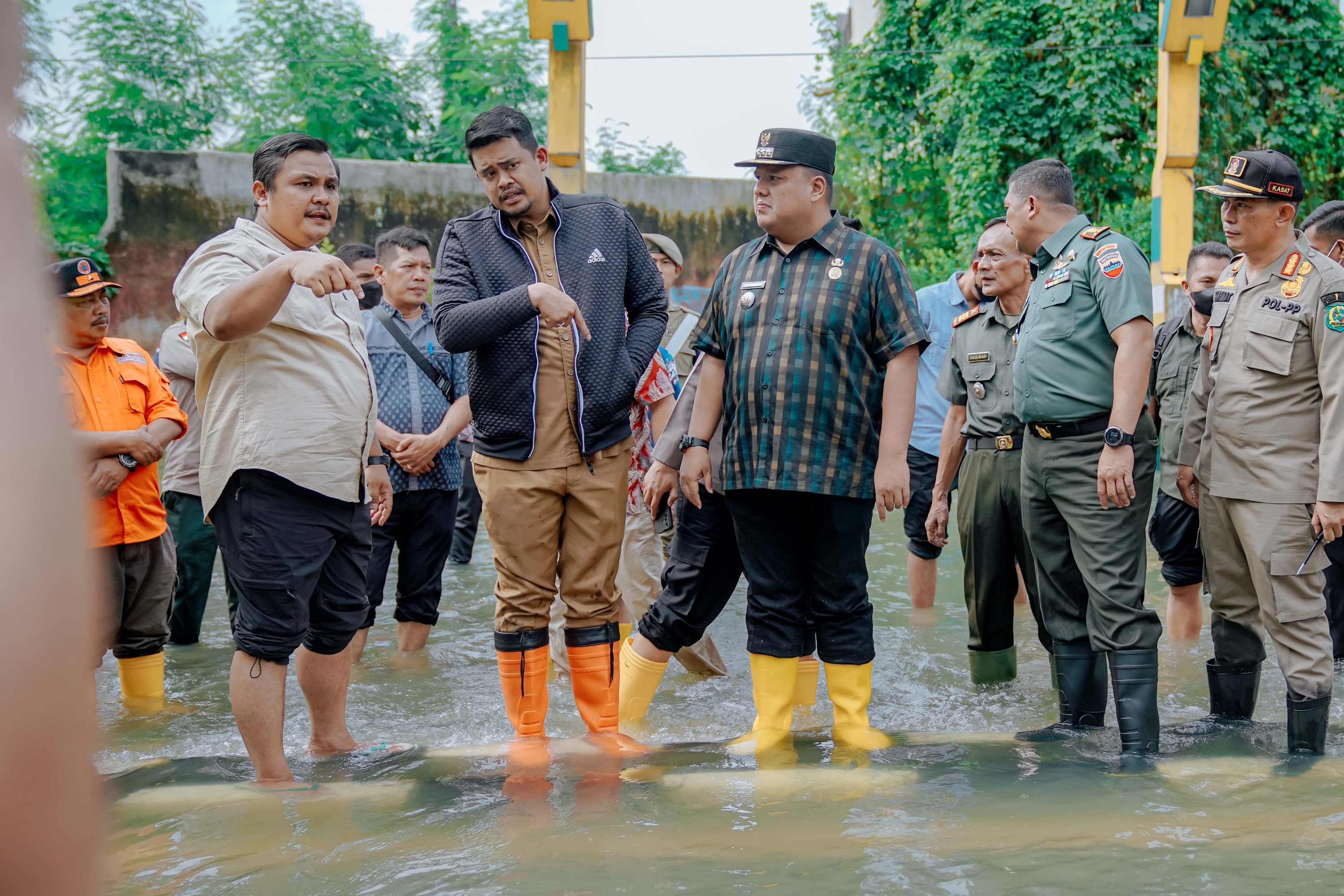 Wali Kota Medan, Bobby Nasution Meninjau Lokasi Banjir di Jalan Tinta, Kelurahan Sei Putih Barat, Kecamatan Medan Petisah dan Jalan Dr Mansyur, Kelurahan Selayang I, Kecamatan Medan Selayang, Kamis (18/8)