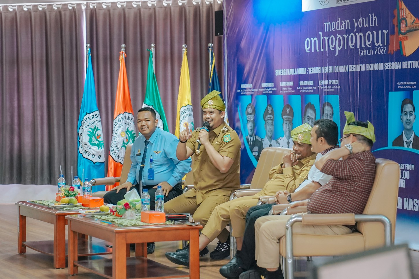 Wali Kota Medan, Bobby Nasution Menjadi Narasumber Dalam Kegiatan Medan Youth Entrepreneur di Gedung Digital Library Universitas Negeri Medan (Unimed), Senin (19/12) Sore