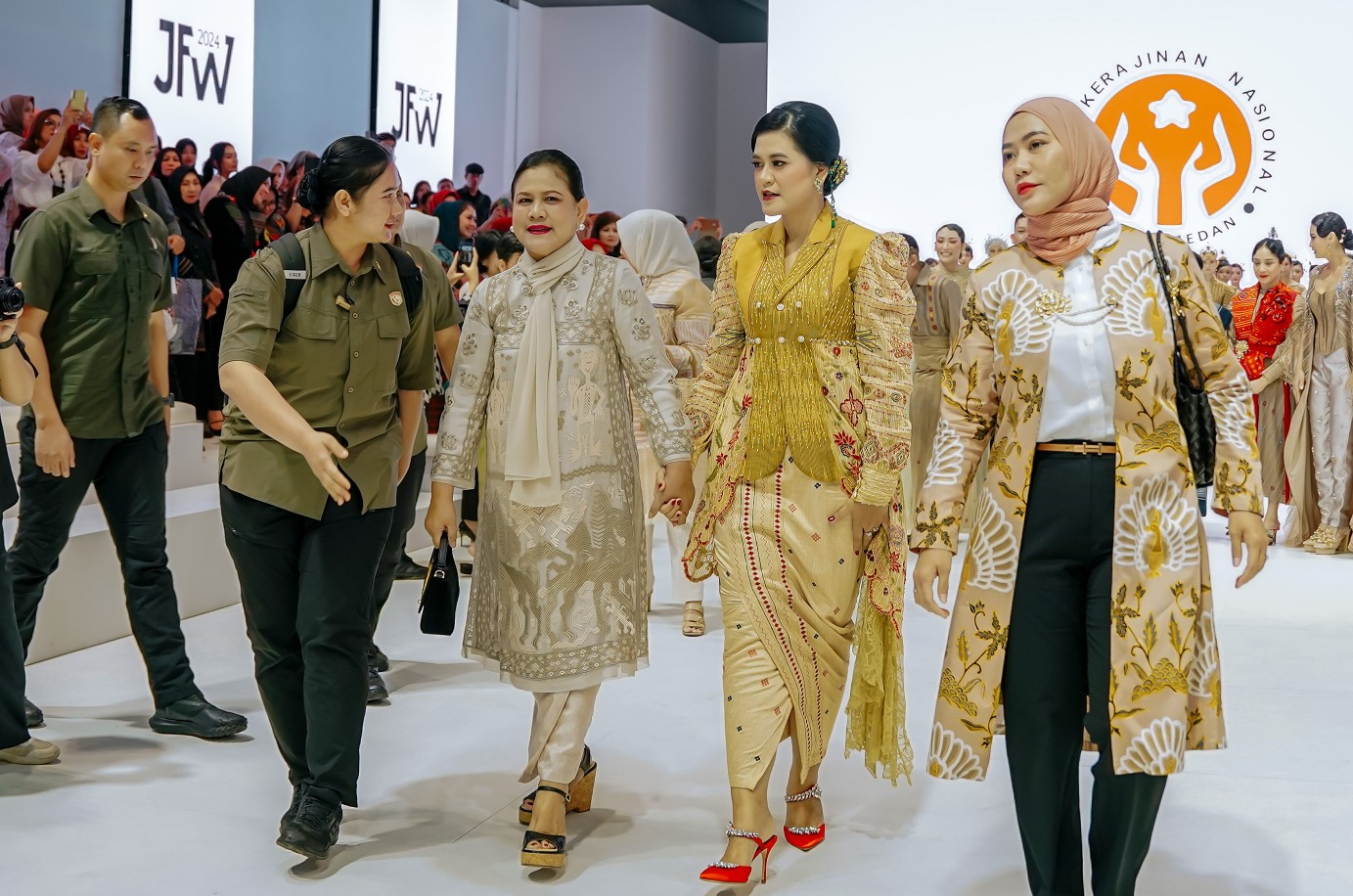 Ketua Dekranasda Kota Medan, Ny Kahiyang Ayu M Bobby Afif Nasution Menghadiri Medan - The Journey Of Enchanting Wastra Dalam Rangka Jakarta Fashion Week (JFW) 2023 di Exhibition Hall Pondok Indah Mall 3 Jakarta Selatan, Rabu (25/10/2023)