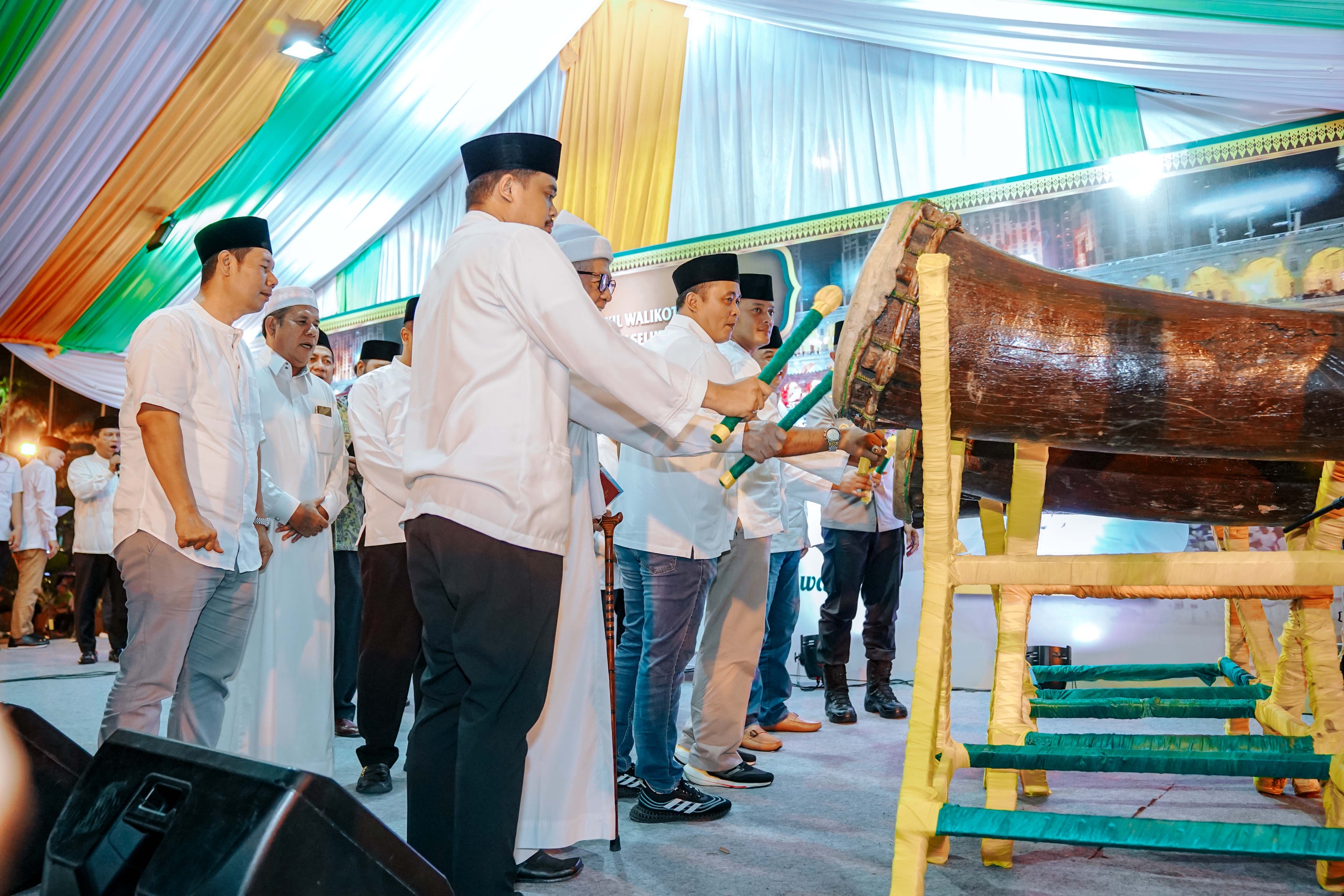 Sambut Hari Raya Idul Adha 1443 H,
Wali Kota Medan, Bobby Nasution, Wakil Wali Kota Medan, H. Aulia Rachman, Unsur Forkopimda Kota Medan, Sekda Kota Medan, Wiriya Alrahman, Pimpinan OPD dan Camat se-Kota Medan Serta Tokoh Agama Takbiran di Balai Kota, Sabtu (9/7) Malam