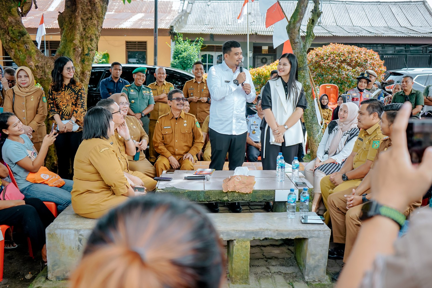 Wali Kota Medan Bobby Nasution Didampingi Ketua TP PKK Kota Medan Ny Kahiyang Ayu menggelar Sapa Lingkungan (Saling) Dengan Warga Sekitar di Sudut Lapangan Segitiga Jalan Kemenyan Raya, Kelurahan Mangga, Kecamatan Medan Tuntungan, Selasa (15/8)