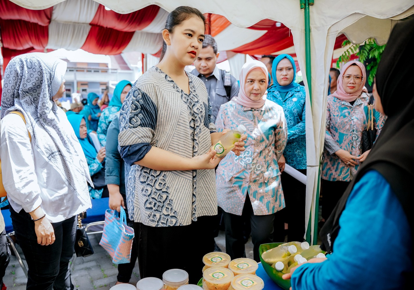 Ketua TP PKK Kota Medan, Ny Kahiyang Ayu Mengunjungi Kelurahan Tanjung Mulia Hilir Kecamatan Medan Deli tepatnya Jalan Kawat VII, Senin (18/9/2023)