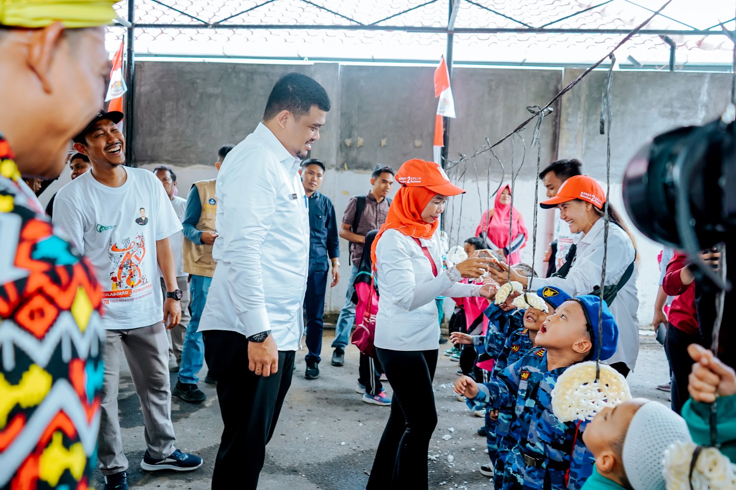 Wali Kota Medan Bobby Nasution Beserta Sejumlah Pimpinan Perangkat Daeerah di Lingkungan Pemko Medan Ikut memeriahkan Perlombaan Bertajuk Kolaborasi Kemerdekaan “Festival Permainan Rakyat” di Halaman Rumah Kolaborasi Jalan T Cik Ditiro Medan, Selasa (15/8)