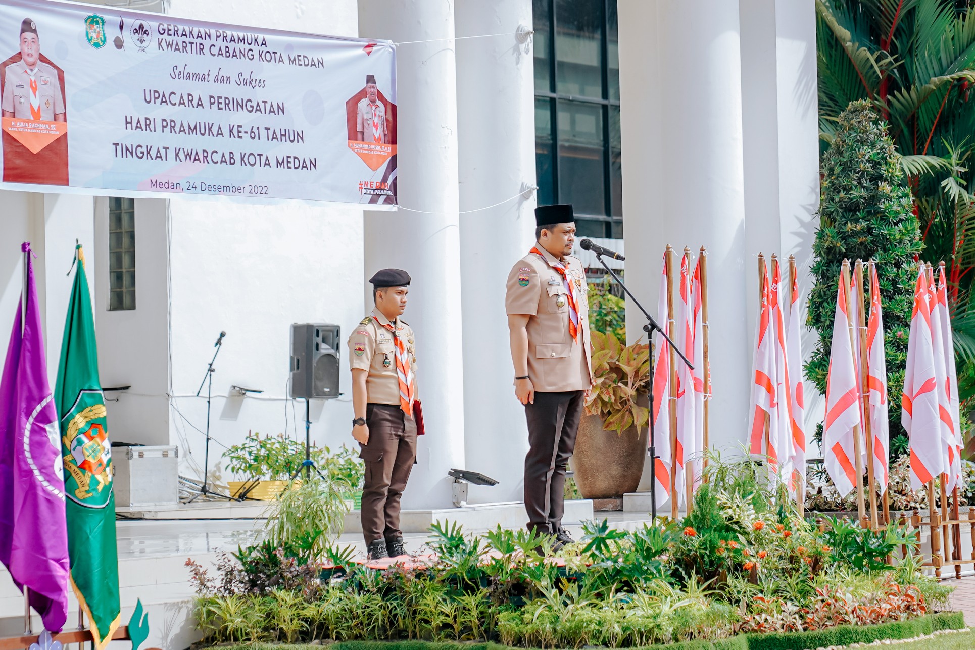 Wali Kota Medan, Bobby Nasution Selaku Ketua Majelis Pembimbing Cabang (Ka Mabicab) Gerakan Pramuka Kota Medan Menyerahkan Lencana Dharma Bakti dan Lencana Pancawarsa Pada Peringatan Hari Pramuka ke 61 Tahun Tingkat Kwarcab Kota Medan di Halaman Depan Balai Kota, Jalan Kapten Maulana Lubis Medan, Sabtu (24/12) Pagi