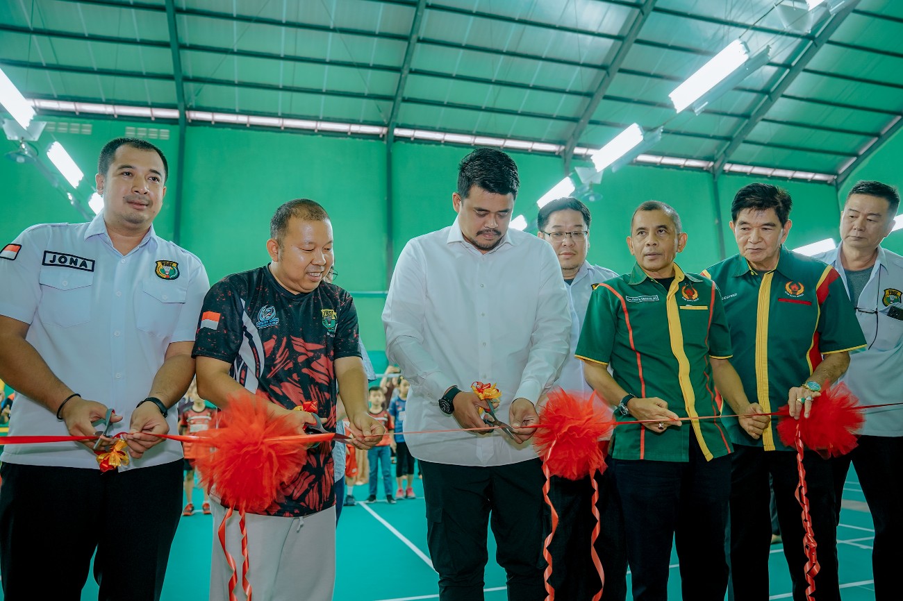 Wali Kota Medan, Bobby Nasution Pada Grand Opening Galaxy Grace Badminton Hall Medan Jalan Sidodame Kecamatan Medan Timur, Minggu (5/2)