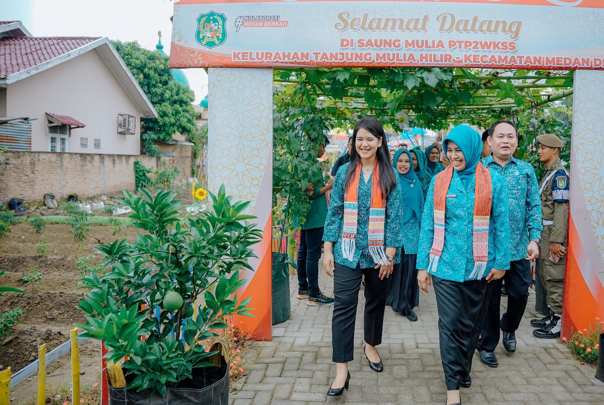 Ketua TP PKK Kota Medan, Ny Kahiyang Ayu M Bobby Afif Nasution Menyambut Kedatangan Tim Evaluasi Pelaksanaan Terbaik Desa / Kelurahan Program Terpadu Peningkatan Peranan Wanita Menuju Keluarga Sehat Sejahtera (PTP2WKSS) Provinsi Sumut Tahun 2023 di Saung Mulia PTP2WKSS Jalan Kawat VII, Kelurahan Tanjung Mulia Hilir, Kecamatan Medan Deli, Selasa (7/11/2023)