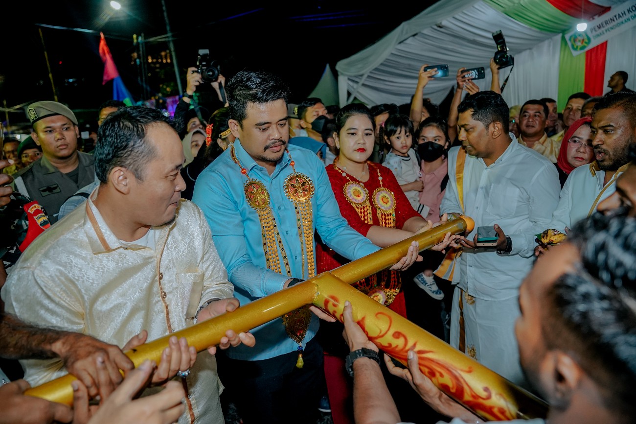 Wali Kota Medan, Bobby Nasution Melepas Pawai Kereta Kencana Guna Memeriahkan Perayaan Thaipusam Dari Depan Kuil Sree Soepramanniem Nagarattar Jalan Kejaksaan Medan, Minggu (5/2) Malam