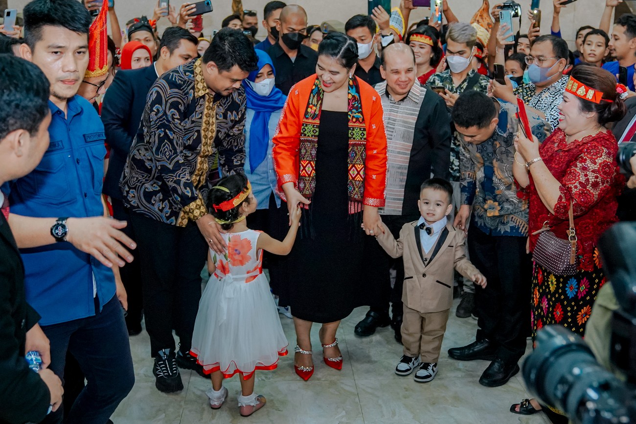 Wali Kota Medan, Bobby Nasution Bersama Ketua TP PKK Kota Medan, Kahiyang Ayu Menghadiri Perayaan Natal Oikumene Kota Medan di Gedung Pardede Hall Jalan TD Pardede, Medan, Selasa (27/12)