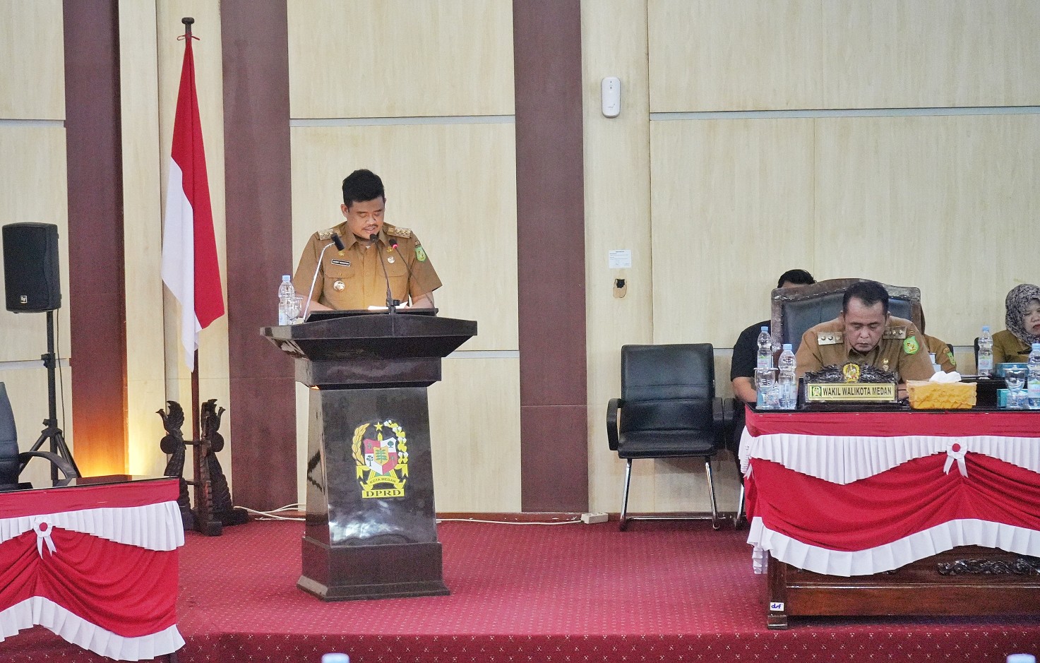 Wali Kota Medan, Bobby Nasution Rapat Paripurna DPRD Kota Medan Dengan Agenda Penjelasan Kepala Daerah terhadap Ranperda Kota Medan Tentang Laporan Pertanggungjawaban Pelaksanaan APBD Tahun 2023 di Gedung DPRD Kota Medan, Senin (27/5/2024)