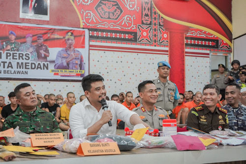 Bobby Nasution saat menghadiri Konferensi Pers Pelaku Kejahatan Wilayah Polres Pelabuhan Belawan di Aula Polres Pelabuhan Belawan, Jalan Raya Pelabuhan, Jumat (24/2)