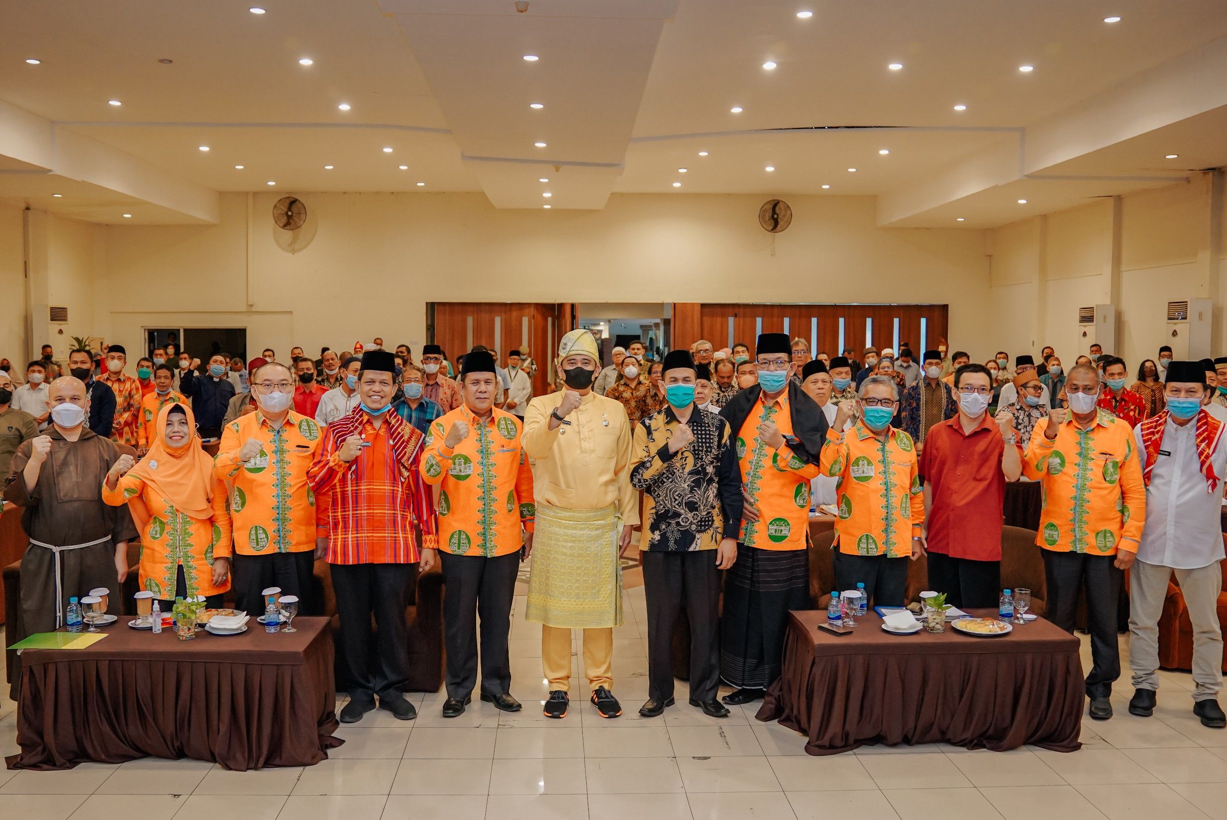 Wali Kota Medan, Bobby Nasution Membuka Kegiatan Pembinaan Kerukunan Bagi Tokoh Lintas Agama Tingkat Kelurahan, Kecamatan dan Tingkat Kota Medan di Garuda Plaza Hotel, Jalan Sisingamangaraja Medan, Jumat (3/6)