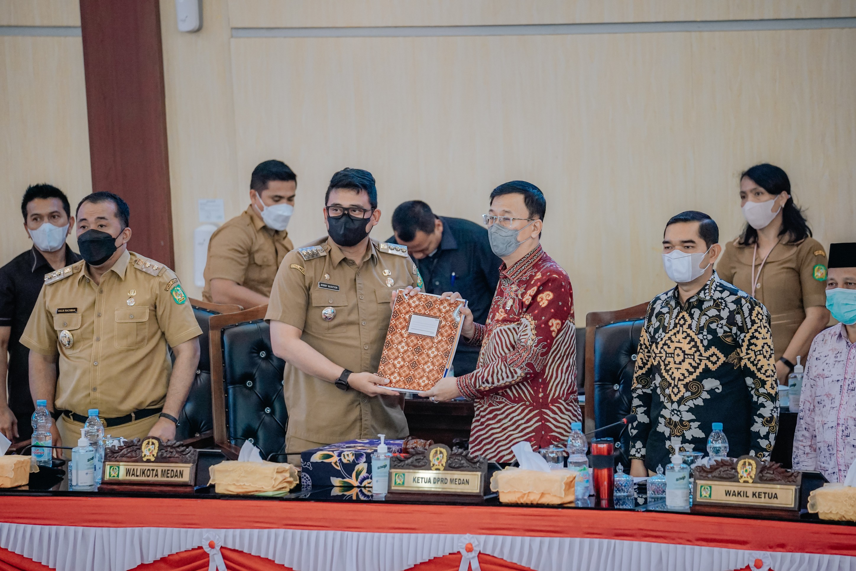 Wali Kota Medan, Bobby Nasution Dalam Rapat Paripurna Dengan Agenda Penyampaian Laporan Hasil Pembahasan P.APBD, Pendapat Fraksi - Fraksi DPRD Kota Medan dan Penandatanganan/Pengambilan Keputusan DPRD Kota Medan sekaligus Persetujuan Bersama DPRD Kota Medan Dengan Kepala Daerah Atas Ranperda Kota Medan Tentang P.APBD Kota Medan TA 2022 di Gedung DPRD Kota Medan, Senin (26/9)