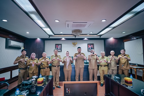 Bobby Nasution Terima Kunjungan Kerja (Kunker) Bupati Tulang Bawang Hj. Winarti di Balai Kota Medan, Senin (10/10).