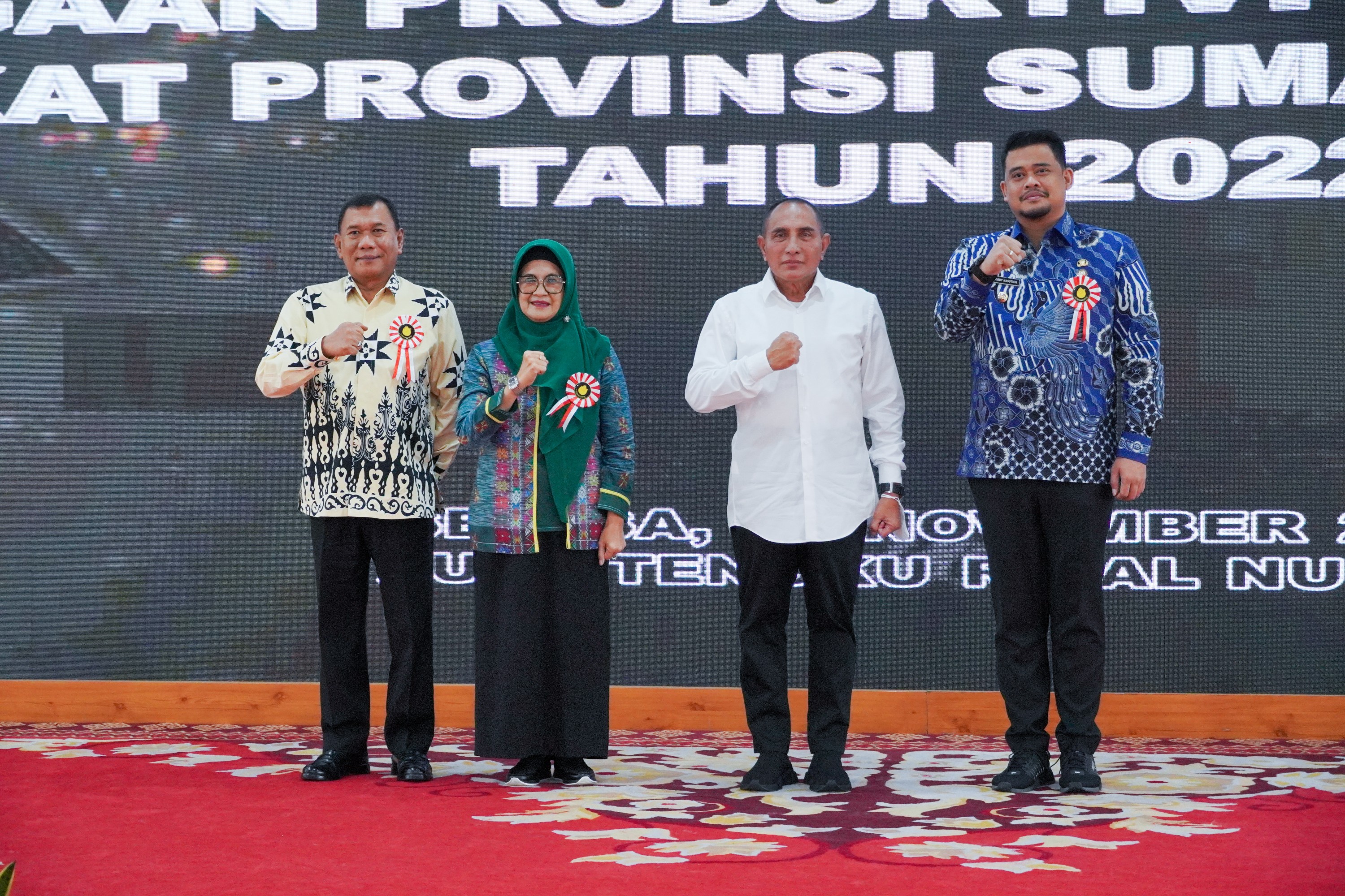 Wali Kota Medan, Bobby Nasution Menerima Penghargaan Produktivitas Siddhakarya Tingkat Provinsi Sumatera Utara Tahun 2022 Dari Gubernur Sumut di Aula T Rizal Nurdin Jalan Sudirman Medan, Selasa (15/11)