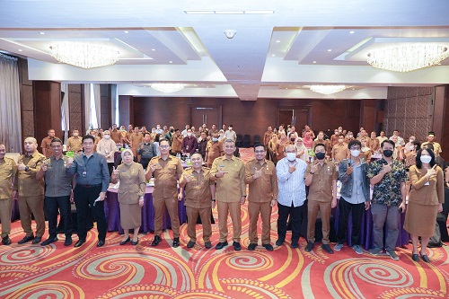 Bobby Nasution Diwakili Sekda Kota Medan Wiriya Alrahman Saat Membuka Konsultasi Publik Rencana Umum Penanaman Modal (RUPM) Kota Medan di Hotel Four Point Medan Jalan Gatot Subroto, Senin (21/11).