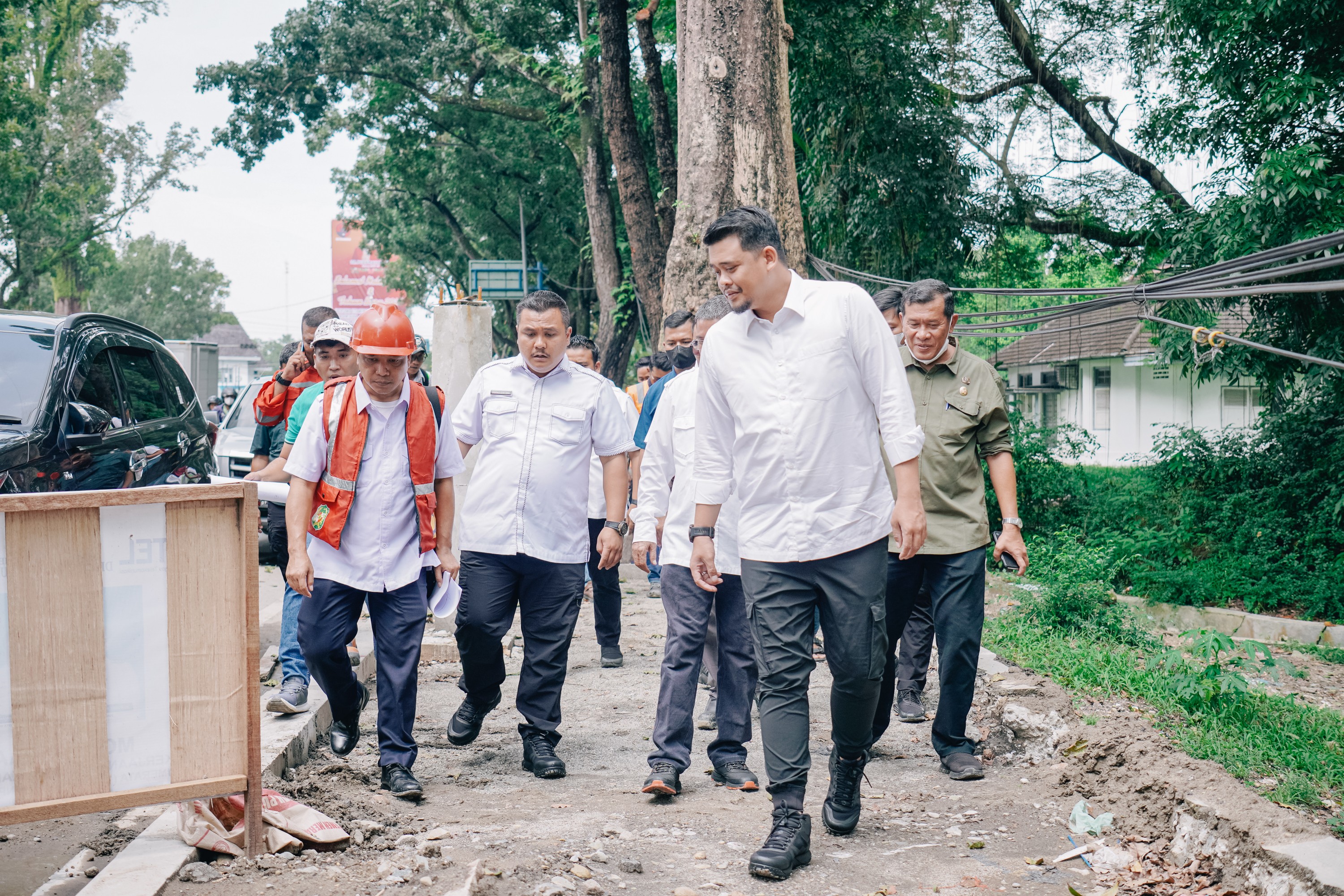 Wali Kota Medan, Bobby Nasution Meninjau Progress Pembenahan Penataan Trotoar, Penanaman Kabel Fiber Optic dan Kabel Utilitas Listrik di Jalan Jenderal Sudirman Medan, Rabu (23/11) Pagi