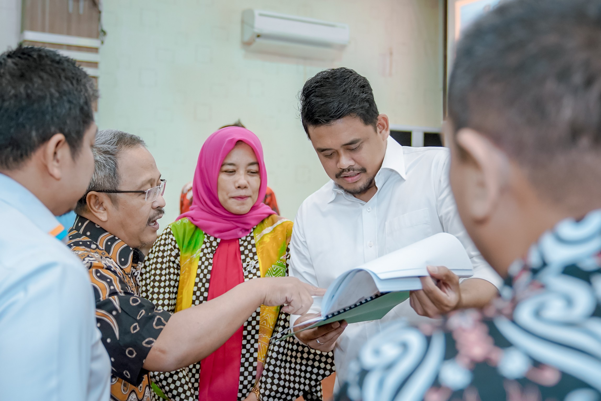 Wali Kota Medan, Bobby Nasution Bersama Tiga Perumahan Yakni PT Agra Citra Kurnia (Perumahan Citra Garden), PT Wiratama Satyahusada (Perumahan Graha Martubung Tahap I) dan Perwakilan Warga Perumahan Johor Indah Permai II Secara Simbolis Menerima PSU dan Menandatangani Berita Acara Serah Terima, di Ruang Rapat III Balai Kota Medan, Kamis (1/12)