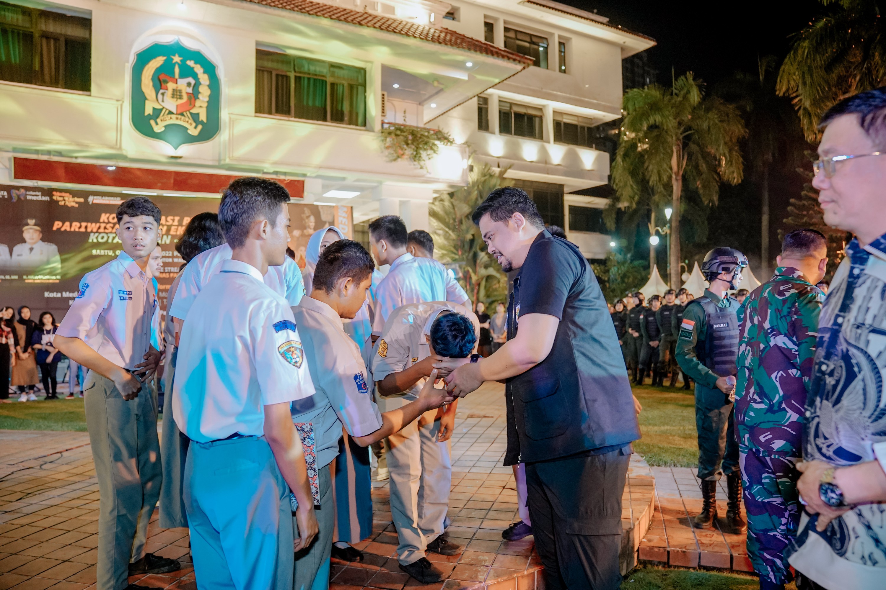 Wali Kota Medan, Bobby Nasution Saat Menyaksikan Deklarasi Pelajar Anti Tawuran dan Narkoba Yang Dirangkai Dalam Gelaran Beranda Kreatif (BeKraf) di Halaman Depan Balai Kota Medan, Jalan Kapten Maulana Lubis Medan, Sabtu (3/12) Malam