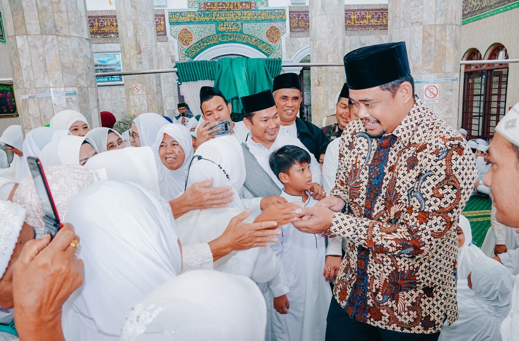 Wali Kota Medan, Bobby Nasution Mengajak Untuk Mencintai Lingkungan Yang Dapat Diwujudkan Dengan Tidak Membuang Sampah Sembarangan Di Hadapan Ratusan Jamaah Yang Menghadiri Medan Kota Berzikir (Shalat Tasbih, Dzikir dan Tabligh Akbar) di Masjid Jami' Jalan Gembira, Kelurahan Teladan Barat, Kecamatan Medan Kota, Minggu (4/12)