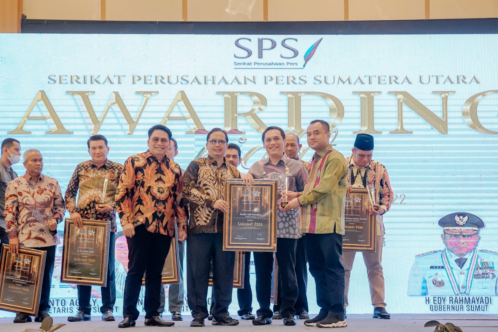 Kadis Kominfo Kota Medan, Arrahmaan Pane Mewakili Wali Kota Medan, Bobby Nasution Terima Penghargaan Sahabat Pers Dari SPS Sumut di Awarding Night 2022 di Arya Duta Hotel Jalan Kapten Maulana Lubis Medan, Kamis (29/12) Malam