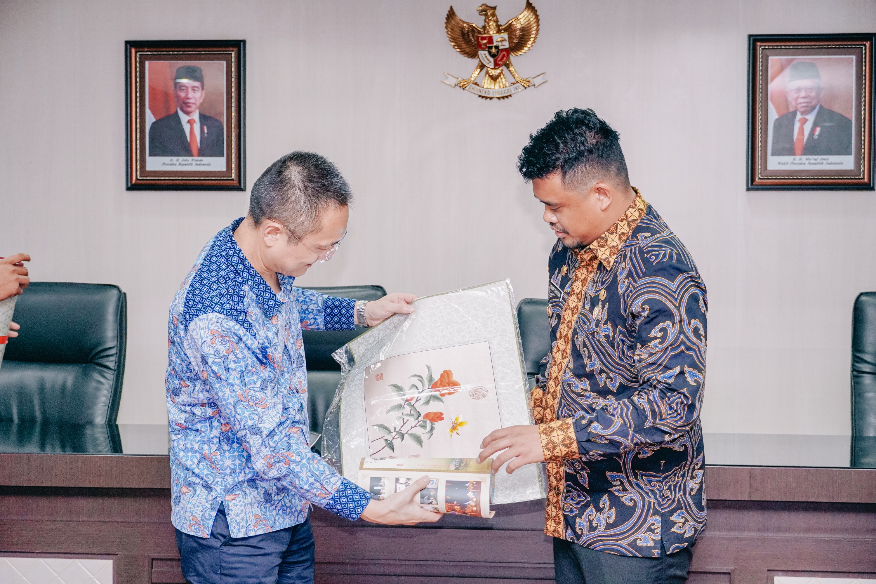 Wali Kota Medan, Bobby Nasution Saat Menerima Kedatangan Mr Song Changguang Selaku Vice President China Tianying Inc (CNTY) di Balai Kota Medan, Kamis (12/1) Petang