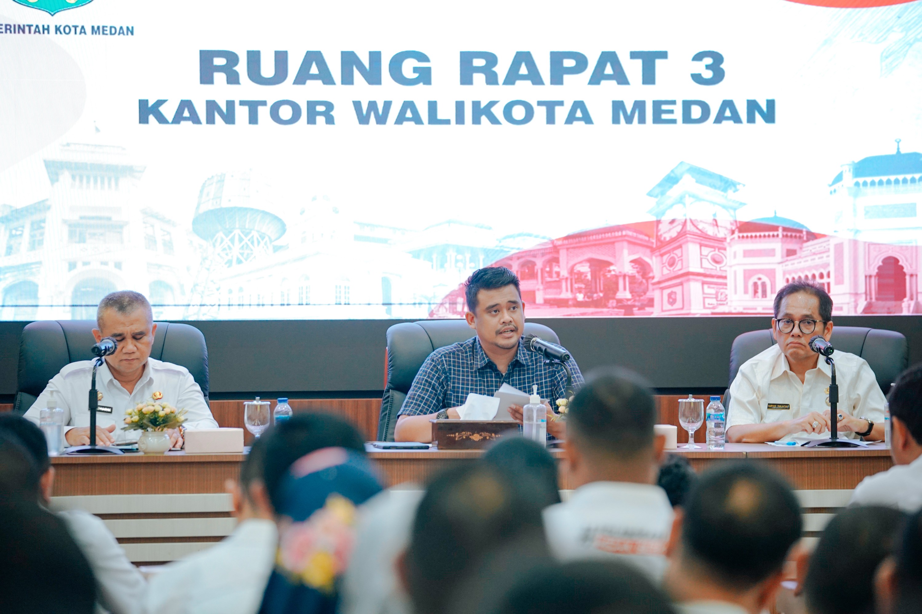 Wali Kota Medan, Bobby Nasution Memimpin Rapat Koordinasi Persampahan Dalam Rangka Pelaksanaan Ekstensifikasi Wajib Retribusi Sampah (WRS) Untuk Peningkatan Penerimaan Pendapatan Asli Daerah Kota Medan di Balai Kota Medan, Rabu (25/1)