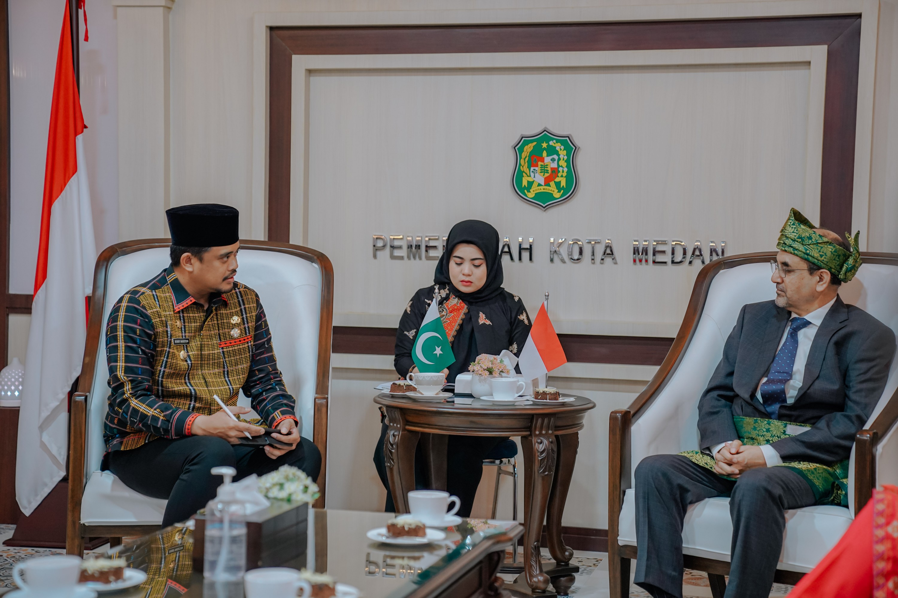 Wali Kota Medan, Bobby Nasution Menerima Kedatangan Duta Besar (Dubes) Pakistan Untuk Indonesia Mr. Muhammad Hasan di Balai Kota Medan, Jum’at (10/2)