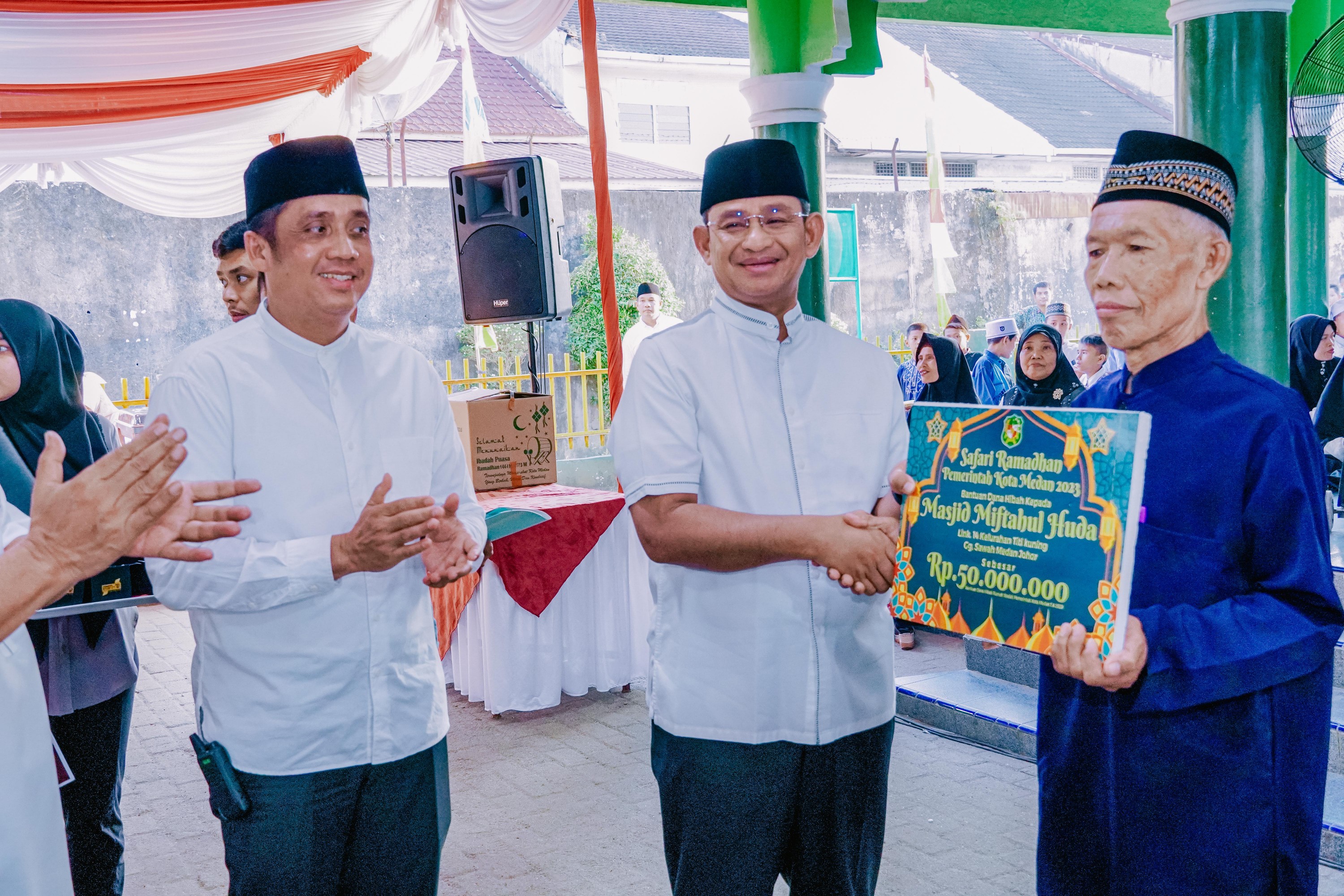 Sekda Kota Medan Wiriya Alrahman Menyerahkan Akta Pendirian Koperasi Kepada BKM Masjid Miftahul Huda di Jalan Titi Kuning Kecamatan Medan Johor Saat Melaksanakan Safari Ramadhan, Kamis (6/4)