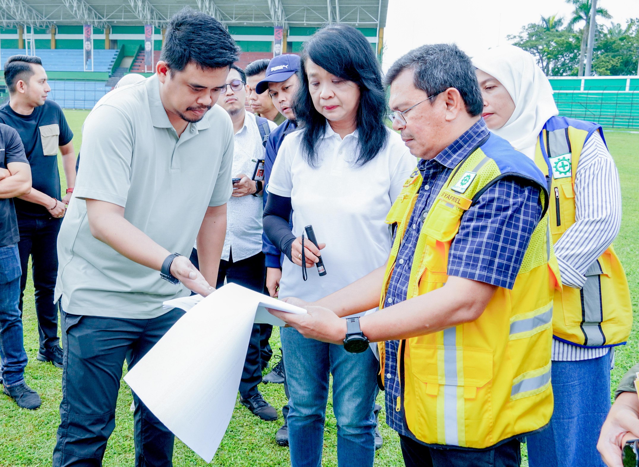 Wali Kota Medan Bobby Nasution  Bersama Dirjen Cipta Karya Kementerian Pekerjaan Umum dan Perumahan Rakyat (PUPR) RI Diana Kusumastuti Meninjau Stadion Teladan Medan, Minggu (11/6) Pagi