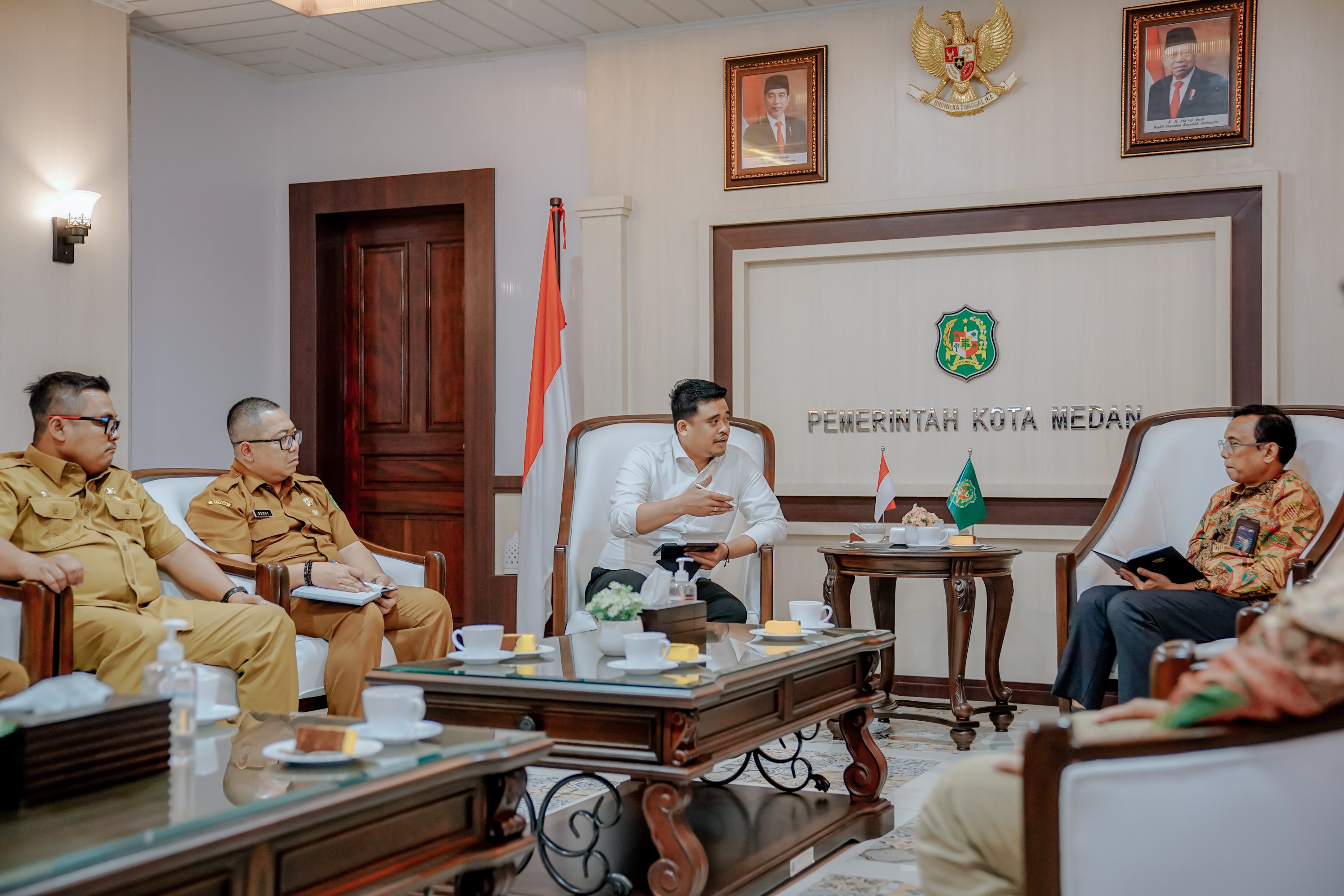 Wali Kota Medan Bobby Nasution Menerima Audiensi PT PLN Unit Induk Wilayah (UIW) Sumut di Balai Kota Medan, Selasa (4/7)