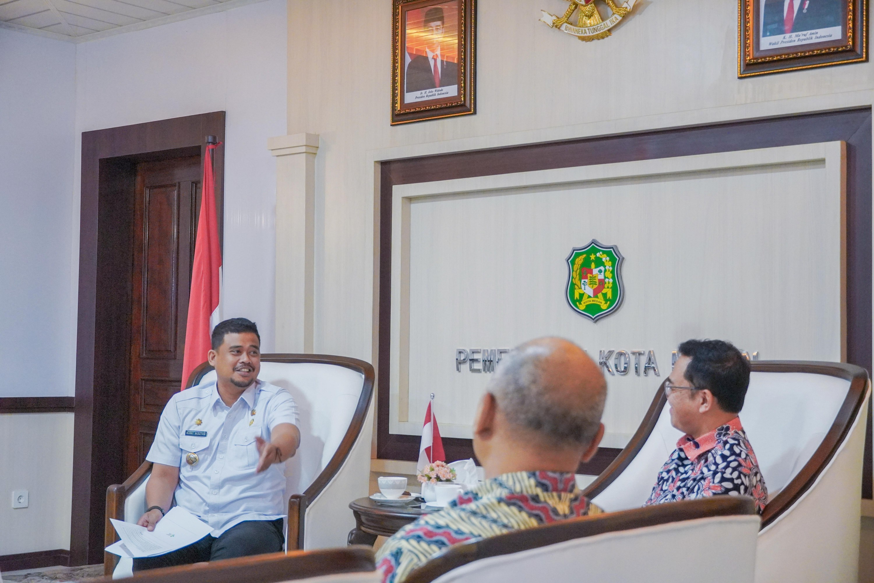 Wali Kota Medan, Bobby Nasution Menerima Kunjungan Direktur Pencegahan dan Pengendalian Penyakit Menular (P2PM) Kementerian Kesehatan (Kemenkes) RI, dr. Imran Pambudi, MPHM di Balai Kota Medan, Rabu (25/10/2023)